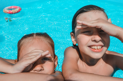 Idealny wiek na rozpoczęcie nauki pływania- poradnik dla rodziców!